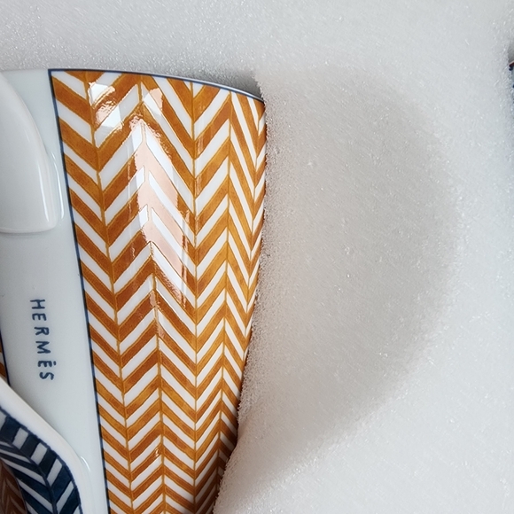GIFTABLE Hermès Les Cabanes Set of 2 Herringbone Mugs - Picture 5 of 12